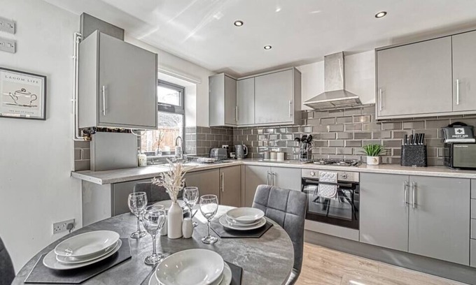 Worcester House | 2 Bedroom Home with Parking