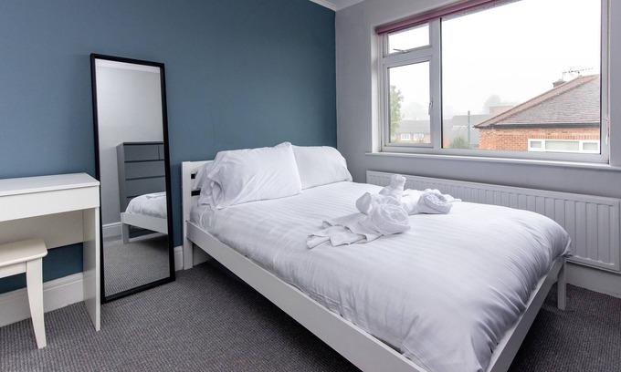 Bramcote House | 2 Bedroom House in Chilwell: Perfect for Families and Business