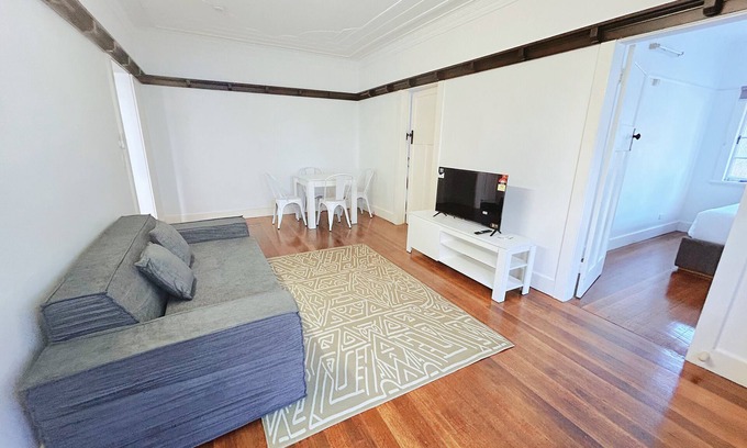 South Brisbane House | 2-bedroom house in serene South Brisbane with AC