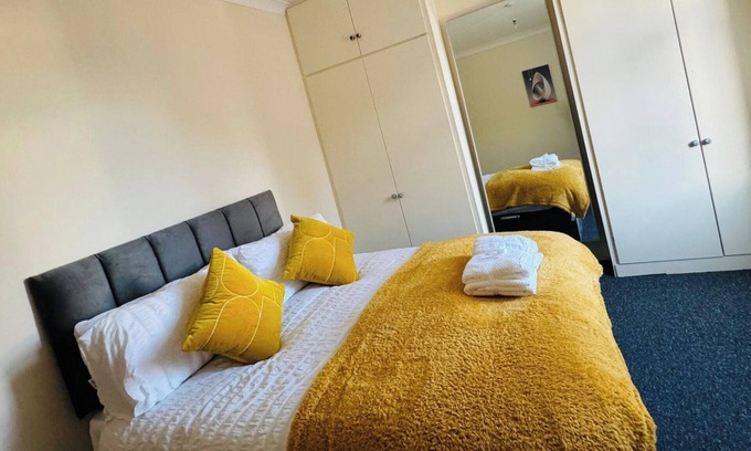 Leicester House | 2 Bedroom House - Sleeps 4 - Free Parking, Wifi
