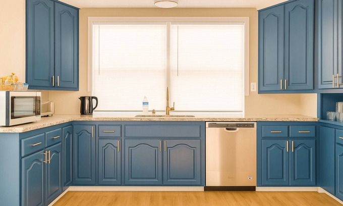 Mount Carmel House | 2-bedroom house with AC and Deck in Redwood City 2 free parking walk to Caltrain