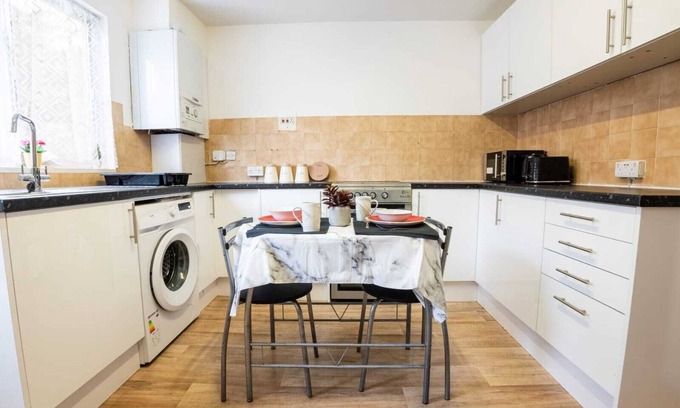 Plaistow South House | 2-Bedroom House with 2 Ensuites Sleeps 4