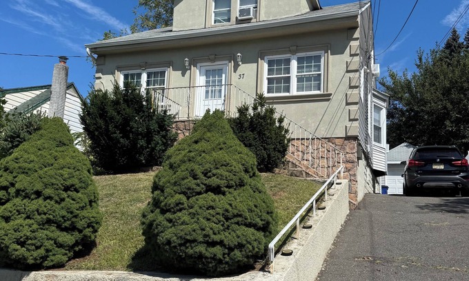 Kearny House | 2 Bedroom House with Parking - 30 Min to NYC & Stadiums