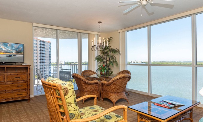 Fort Myers Beach Hotel | 2-Bedroom Island Getaway w/On-Site Dining & Relaxing Views