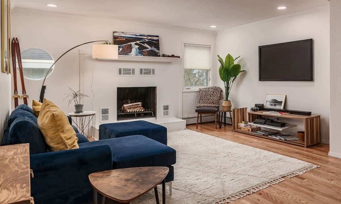 South Addition Apartment | 2 Bedroom Modern Condo in Heart of Downtown