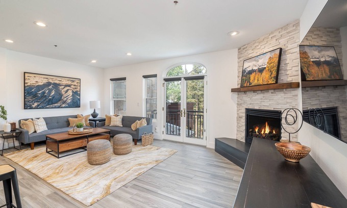 Mountain Village Condo | 2-Bedroom Mountain Escape With Private Balcony