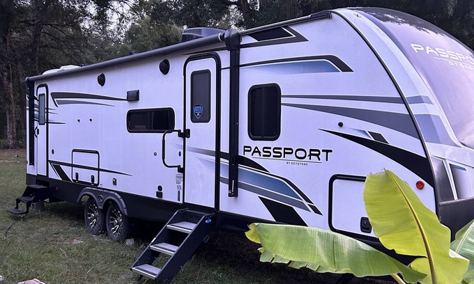 Belleview Heights House | 2-bedroom RV in perfect Summerfield with AC close to the water springs in Ocala