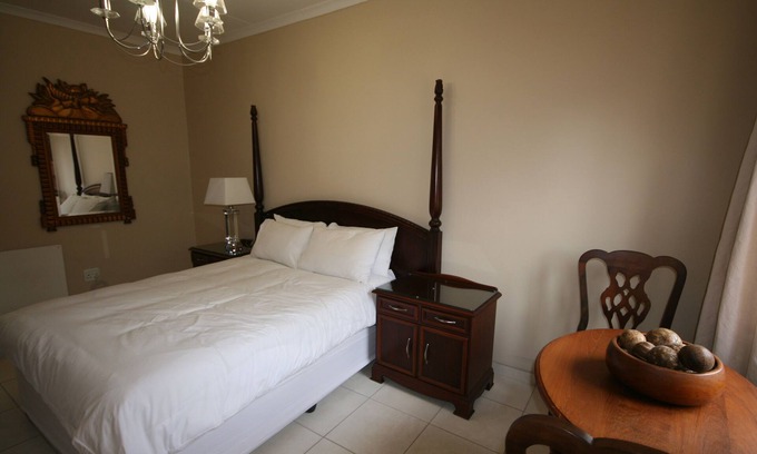 Greater Johannesburg Metropolitan Area Apartment | 2 Bedroom Self-Catering accommodation in Johannesburg, Fourways (Sleep 5)