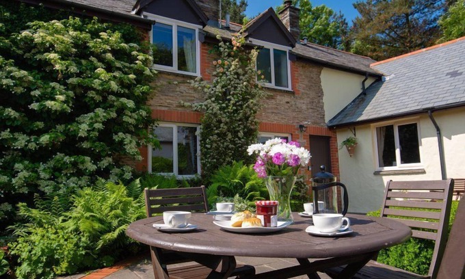 Berrynarbor Cottage | 2-bedroom, sleeps 4, pet friendly cottage close to the coast with onsite leisure facilities