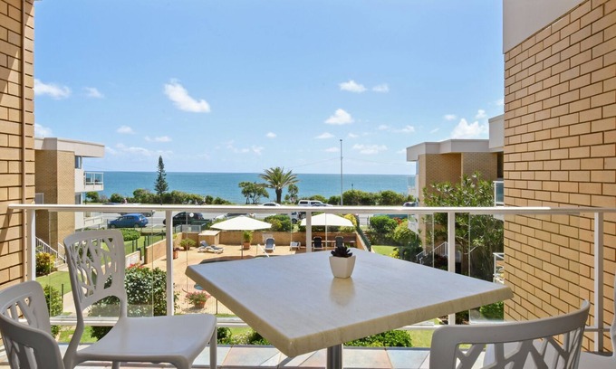 Maroochydore Apartment | 2 Bedroom Top Floor Unit - Ocean Views and Pool