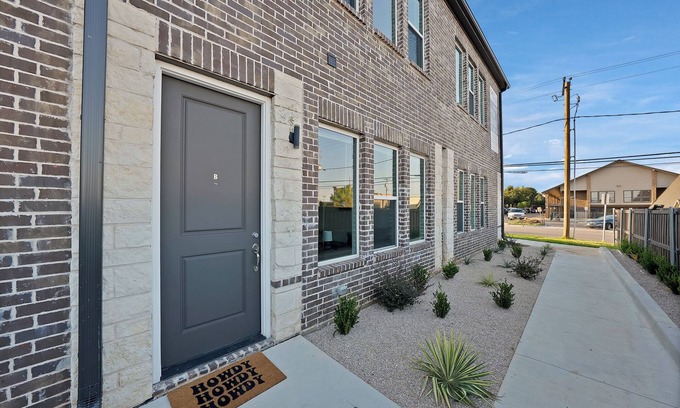 Central Arlington House | 2-bedroom townhome in welcoming Arlington