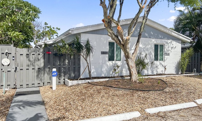 Harbor Village Apartment | 2 Bedroom Tropical & Cozy Home Near Beach: Private, Yard, Parking