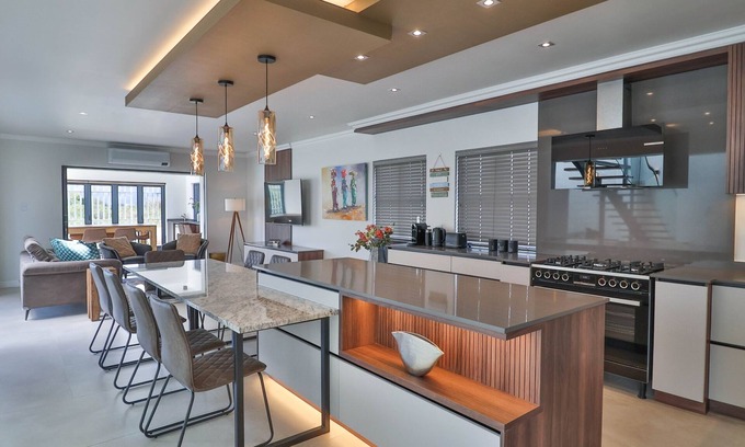Westcliff Villa | 2-bedroom villa in delightful Hermanus with swimming pool, AC & barbecue room