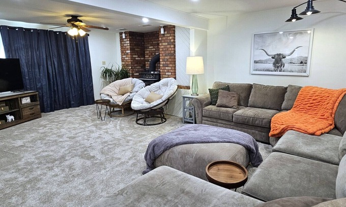 Page House | 2 Bedroom, Washer/Dryer, Sleeps 6, lower