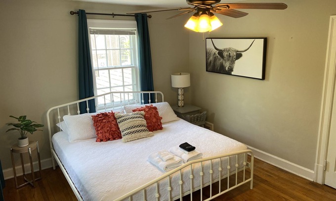 Murfreesboro House | 2 Bedroom with Screened-in Porch-Sleeps 6-Only 5 Blocks to the Square and MTSU!