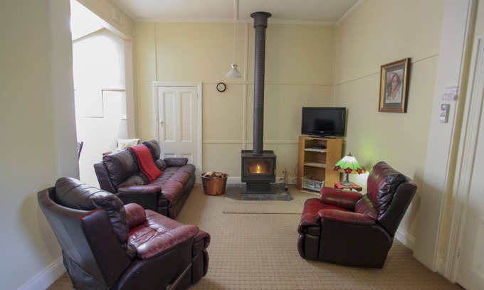 Olinda Bed & Breakfast | 2 bedroomed self cont budget fam suite, real wood fire central heating/air con