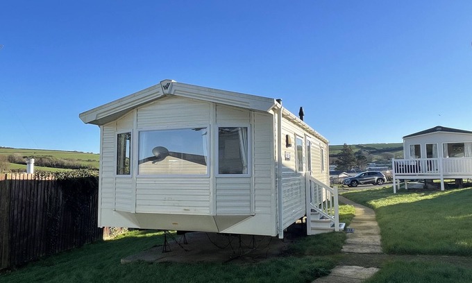 Newquay Ski Chalet | 2 Bedrooms, Sleeps 6, Fast WiFi, Pets Ok