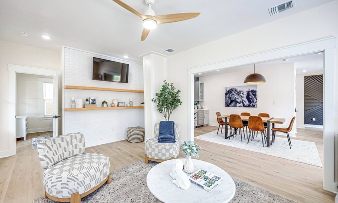 Arsenal House | 2 Blocks from Riverwalk: 1 Mile to SA Downtown