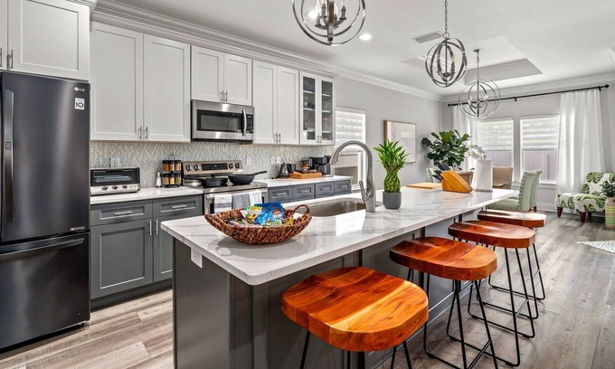 Silver Sands House | 2 Blocks to Beach! Bright Airy 3bd/2ba · Sleeps 7