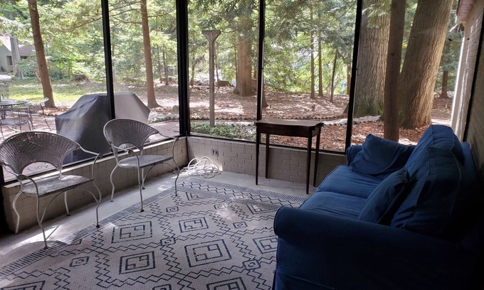 Waukazoo Woods House | 2 blocks to Lake Mac, 2 miles to Lake Michigan and 4 to downtown