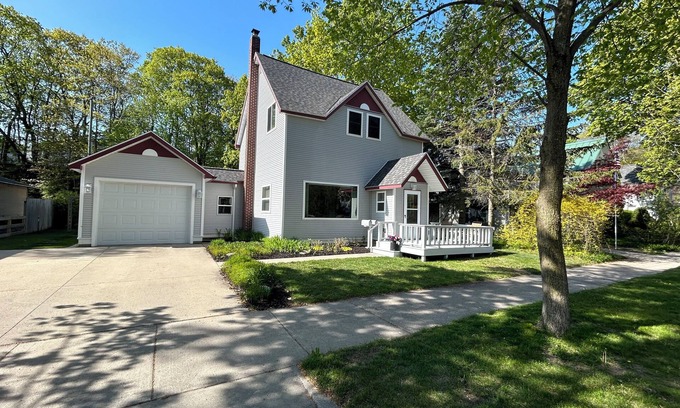 Charlevoix House | 2 blocks to Lake Michigan! Downtown Charlevoix! Fantastic location & Ratings!