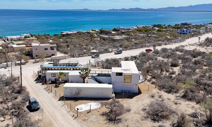 El Sargento House | 2 br,1 bath modern repurposed shipping container home. Enjoy fast 250mb Telmex internet with Starlink backup. Guest storage for diving & kiting/winging gear. Enjoy streaming YouTube TV in each room & complimentary use of inflatable SUPs & beach toys