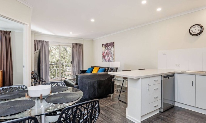North Adelaide Apartment | 2 BR Apartment with Car Parking on Melbourne Street