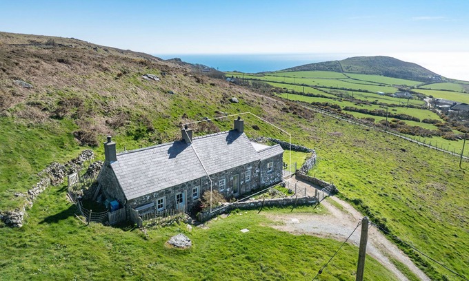 Mynytho Cottage | 2-Bryn-Tirion | Charming Traditional Cottage with Stunning Sea Views