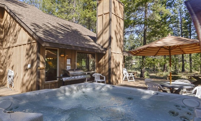 Sunriver House | 2 Butternut-Sunriver, Oregon: Hot Tub, BBQ, WiFi, SHARC Aquatics, Tubing Hill, Mt. Bachelor, Golf, Deschutes River, Tennis, Bike Paths