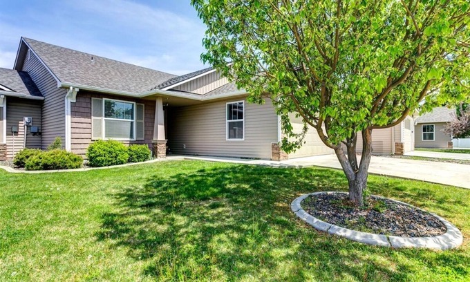 Meridian House | 2 Charming Townhomes | Private Yards | Sleeps 16