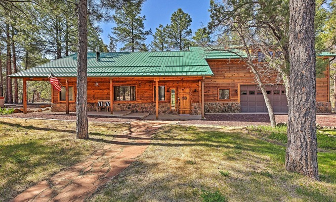Pinetop-Lakeside Cabin | 2 Decks & Game Room: Expansive Family Cabin