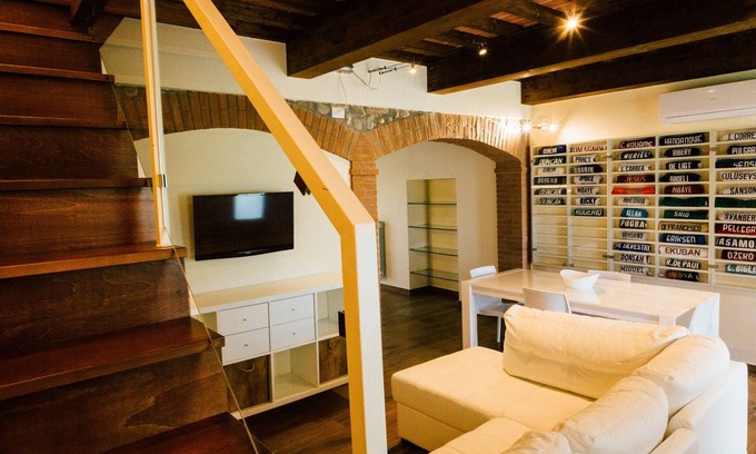 Pescia Apartment | 2 double bedrooms, one bathroom, one living room, kitchen, garden and car.