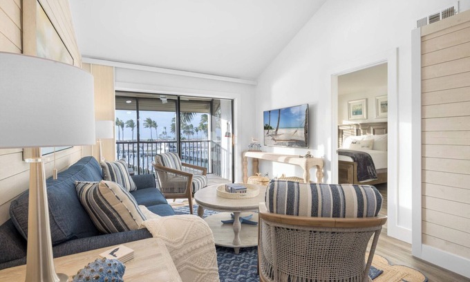 Captiva Apartment | 2 Elegant 2BR Villas by the Marina w/Direct Access to Boating Adventures