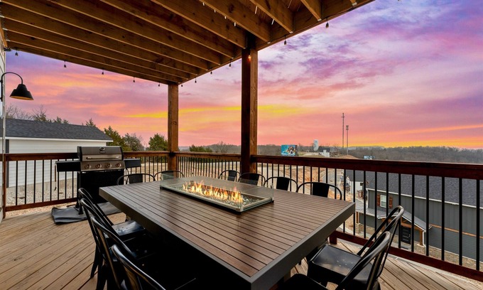 Branson House | 2 Epic Lakeview Homes, 18 BDs, Community Pools