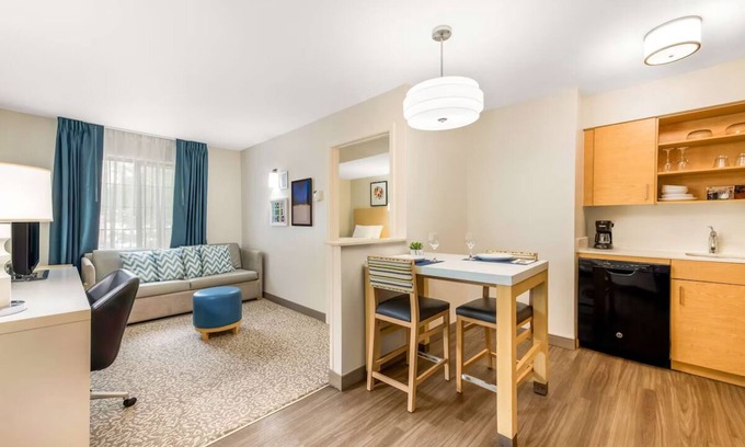 Arrowood Hotel | 2 Family-Friendly Suites w/Kitchen Perfect for Trips Near Charlotte Attractions