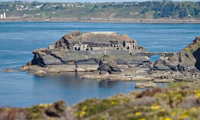 Telgruc-sur-Mer House | 2-Gite 4* NEUF avec SPA intérieur - Jardin clos - mer : Phare de la Jument (2)