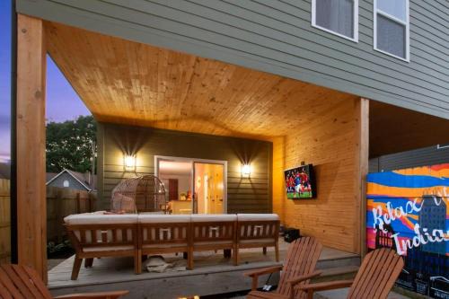 Indianapolis House | 2 Homes in 1 2 SPAs Sleeps 16 Near Downtown