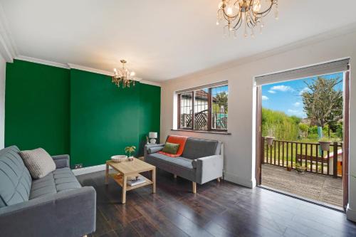 Brunel House | 2 King 4 Singles 2 Sofa Beds Driveway Parking x 3 Private Garden Decking