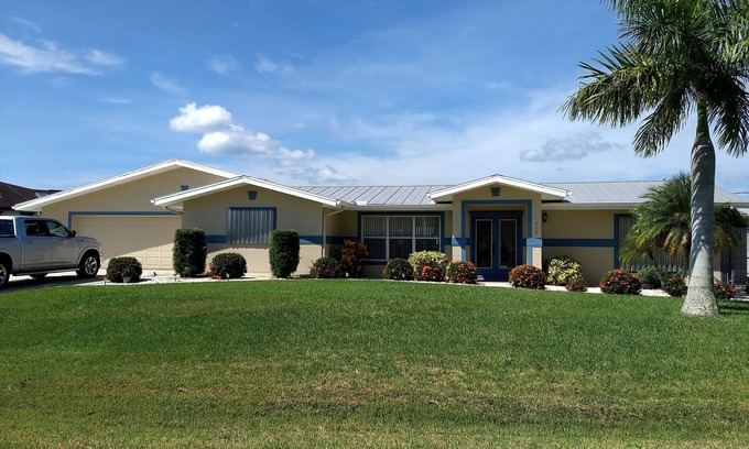 Port Charlotte House | 2 King Stes. + Kid Space! Pet and Fam.nFriendly! Pool! Water View! Well stocked!