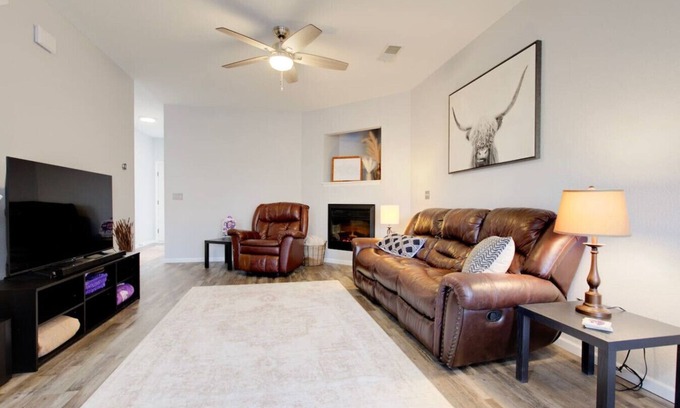 Manhattan Villa | 2 Kings, Workspace, Garage 3bdrm - Pastore`s Place