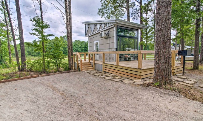 Starkville Apartment | 2 Mi to MSU: Chic Tiny Home Retreat!