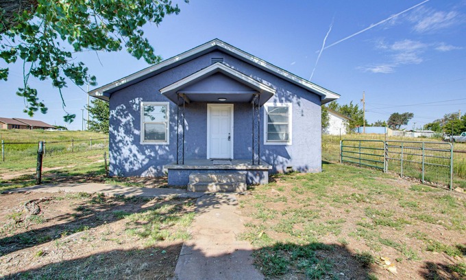 Borger House | 2 Mi to Phillips 66 Refinery: Home w/Yard