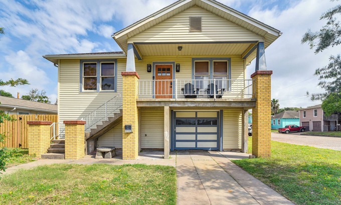 Galveston House | 2 Mi to Pleasure Pier: Pet-Friendly Gem w/Yard