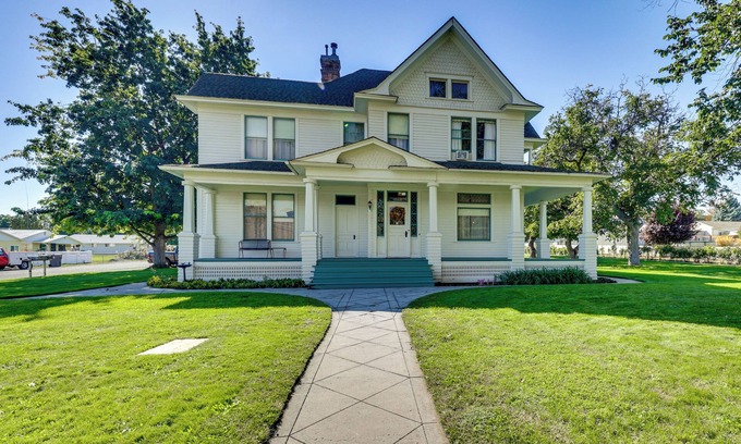 West Clarkston-Highland House | 2 Mi to River: Historic Clarkston Home w/ Views!