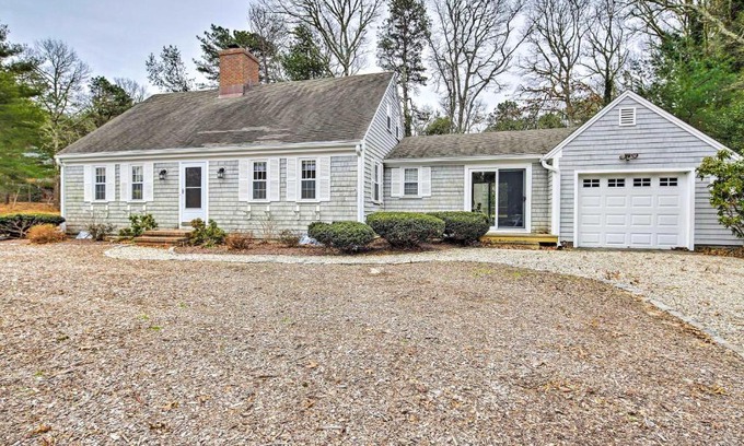Mashpee House | 2 Mi to Shore Home with BBQ and Beach Gear in Mashpee
