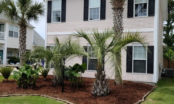 Southport House | 2 miles to beach, Boat Ramp, par 3 golf course, community pool, pet friendly.