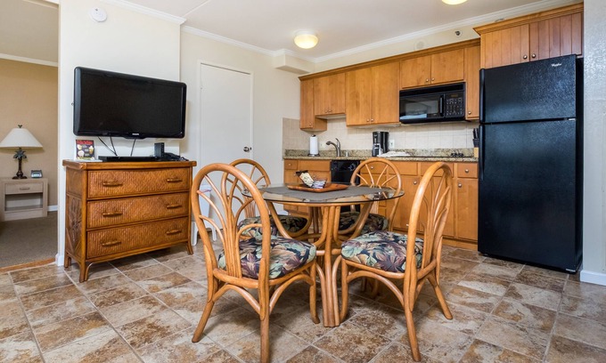 Waikiki Apartment | 2 min walk to the beach/Parking , Kitchen , Pool