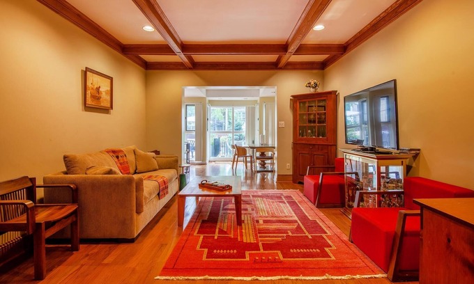 Mount Pleasant Apartment | 2 min walk to the Zoo, Adams Morgan, Conv Center 2 stations away, Marriott Wardman 20 min walk.