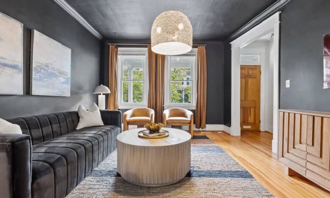 Old Town West House | 2 Mins from Metro - A Vibrant Old Town Xcape