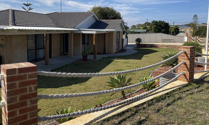 Ledge Point House | 2 minute walk to the beach